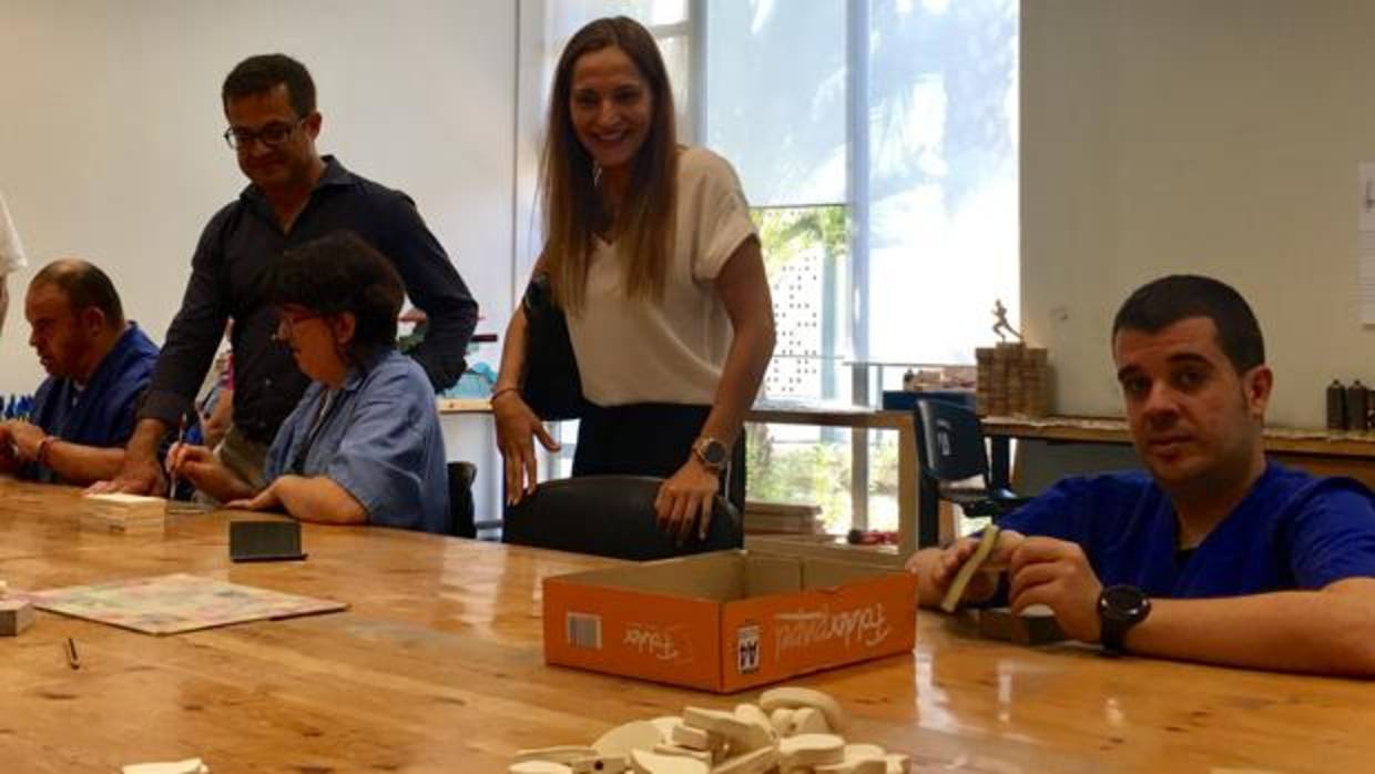 Usuarios del centro Oriol trabajando en la elaboración de los obsequios