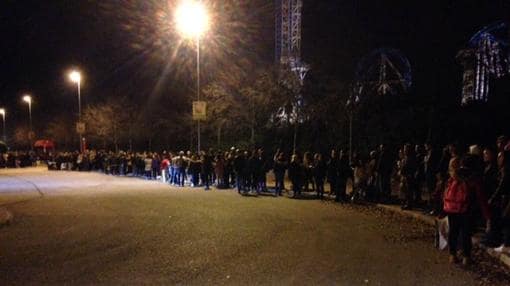 Decenas de usuarios esperando al autobús al cierre de la instalación, el 12 de diciembre de 2015