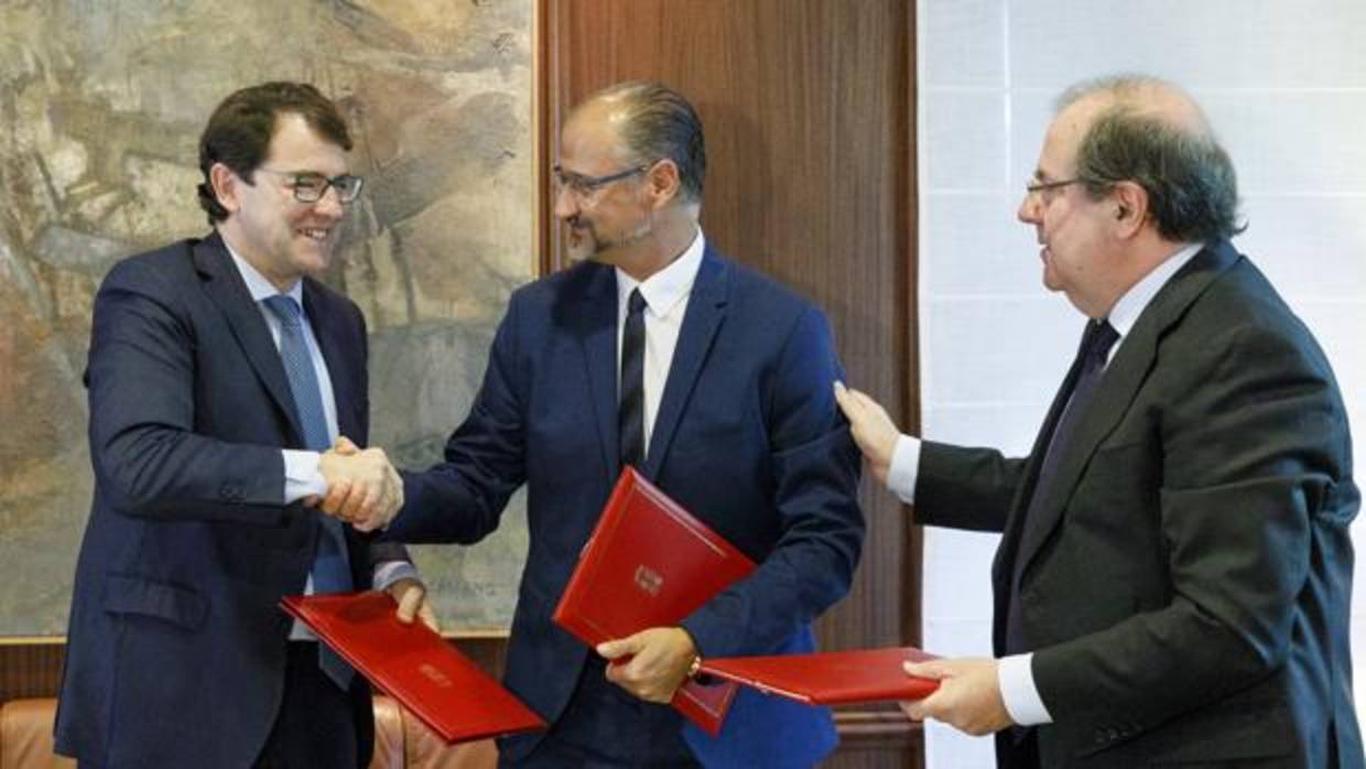 Fernández Mañueco, Fuentes y Herrera, tras firmar el acuerdo de Presupuestos