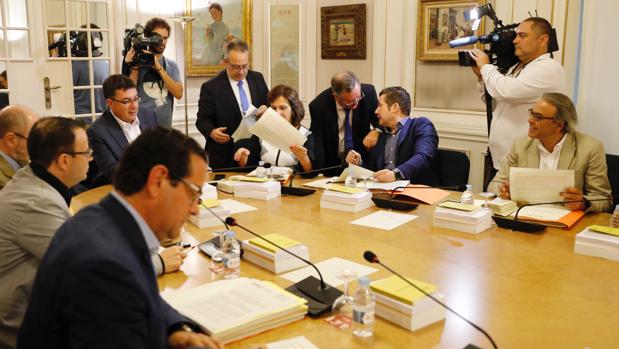 PP, Cs y Podemos se unen para criticar la ausencia de cinco consellers en el próximo pleno de las Cortes