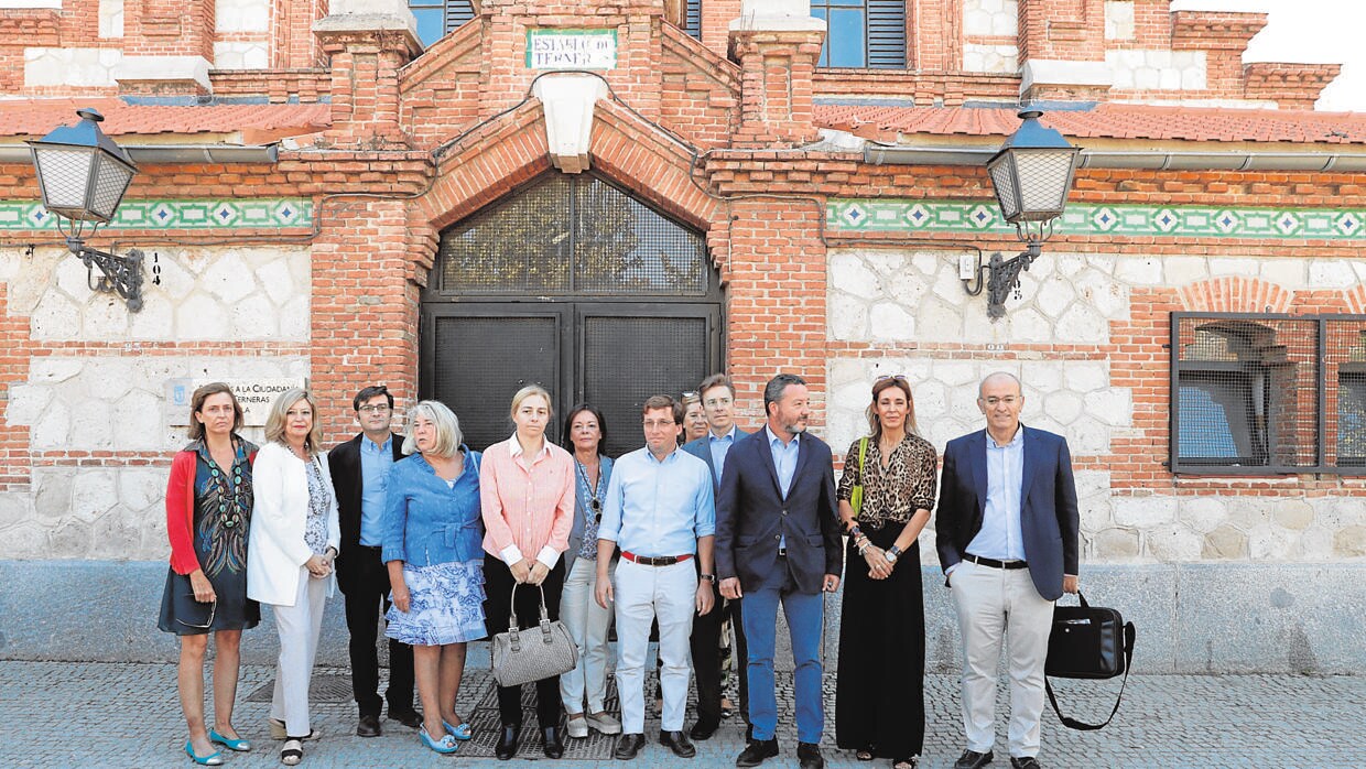 Martínez-Almeida, junto a algunos de los concejales del PP en Matadero