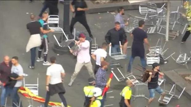 Una gran pelea junto a la manifestación del 12-O en Barcelona destroza la terraza de un bar