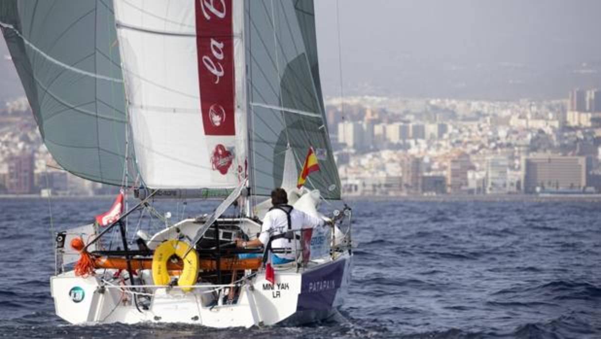 Un velero de la regata Minitransat llegado este Día de la Fiesta Nacional a la capital grancanaria