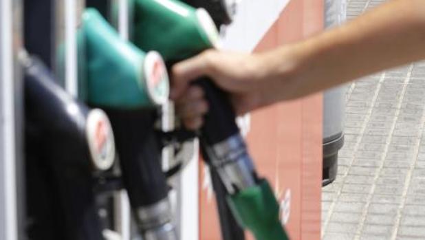 Dos trabajadores valencianos heridos por una deflagración en una gasolinera de Cádiz