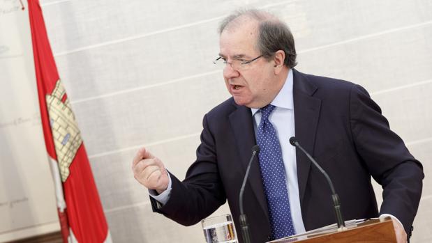 Herrera pide a Puigdemont «que se moje» y «no intente quedar bien con todos»