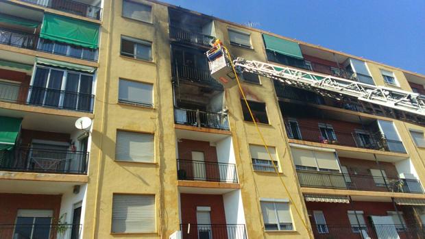 Una persona muere y cuatro resultan heridas en el incendio de una vivienda en Puzol