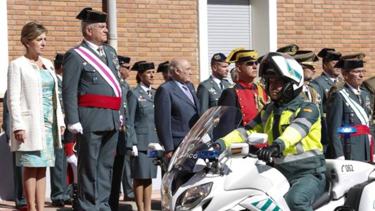 La delegada del Gobierno, Maria José Salgueiro y el general jefe de la XII Zona de la Guardia Civil de Castilla y León, Francisco Javier Sualdea, participan en los actos organizados en la Comandancia de León con motivo de la festividad del Pilar