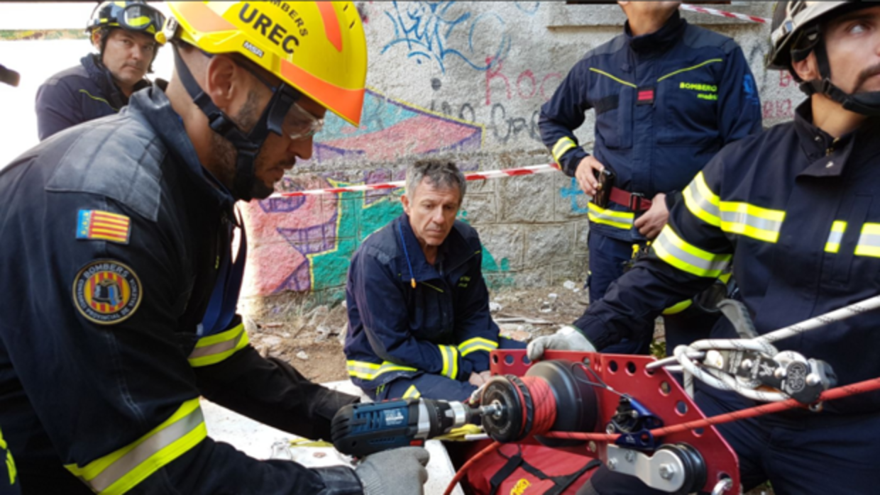 Efectivos de la Guardia Civil transportan uno de los dos cadáveres