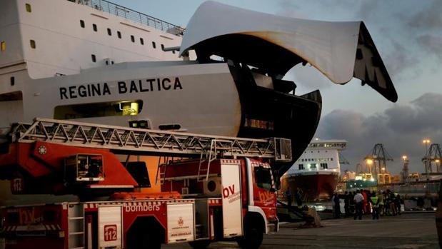 Desalojado un ferry de la línea Valencia-Argelia por un incendio