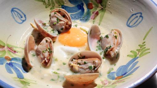 Huevos al Jerez con almejas, de La Malaje