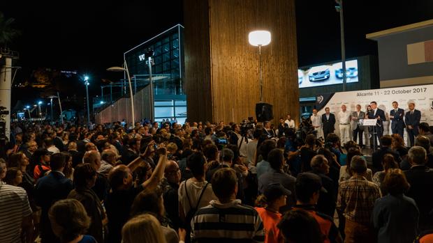 Miles de personas arropan la inauguración del Race Village de Alicante 2017, Vuelta al Mundo a Vela