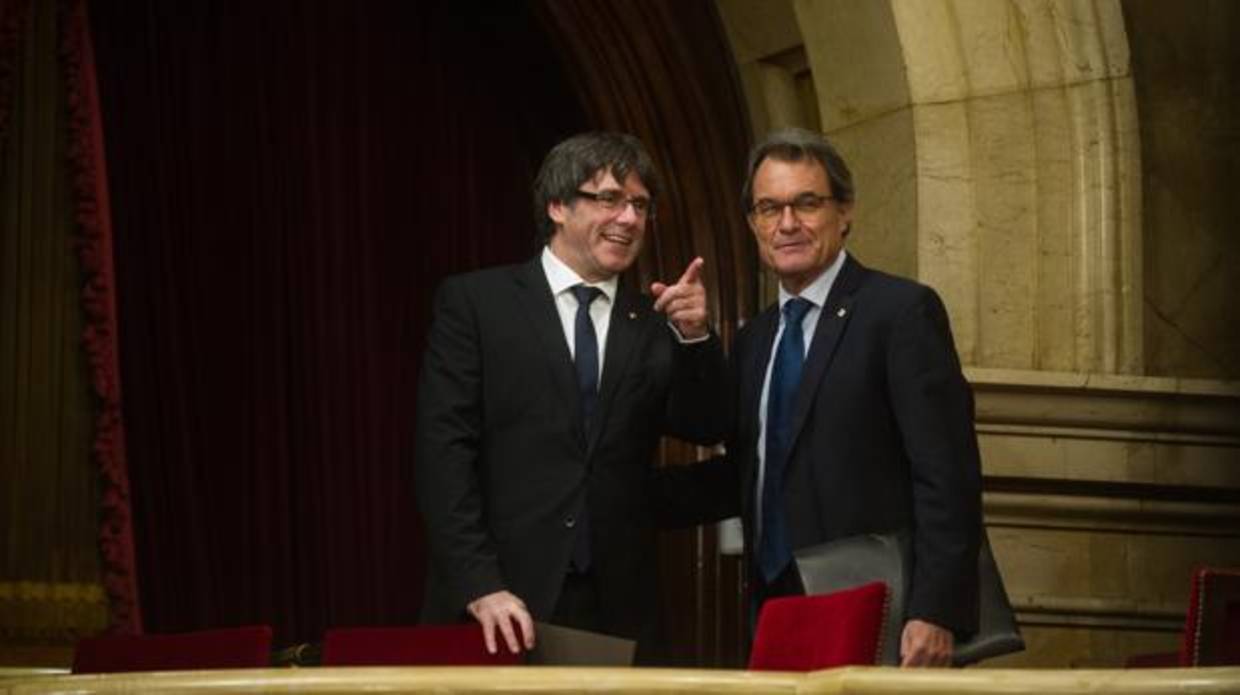 Artur Mas, junto al presidente Puigdemont, el martes en el Parlament