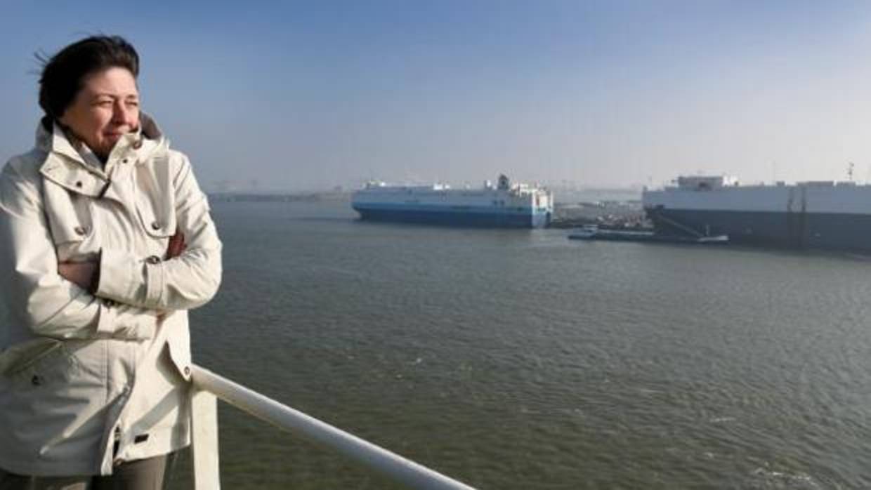 Violeta Bulc , comisaria europea de Transportes, mirando al mar en Amberes