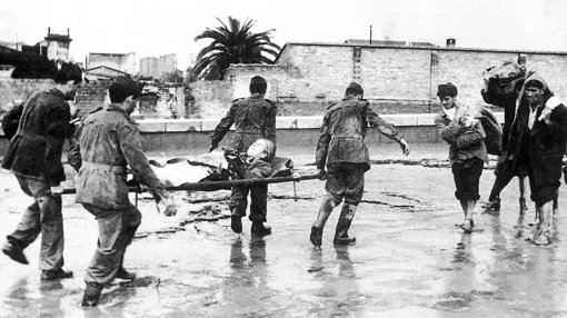 Militares y vecinos prestan ayuda a las víctimas de la riada del 14 de octubre de 1957