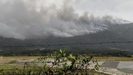 Vista del incendio de Pazos de Borbén desde el aeropuerto de Vigo