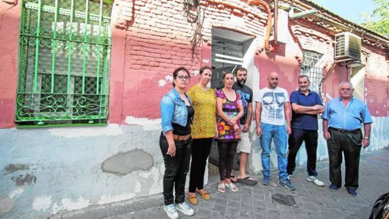 Siete de los vecinos que aún viven en las casas de Peironcely, 10, en el barrio de Entrevías (Vallecas), frente al edificio donde se ven los disparos tapados con yeso