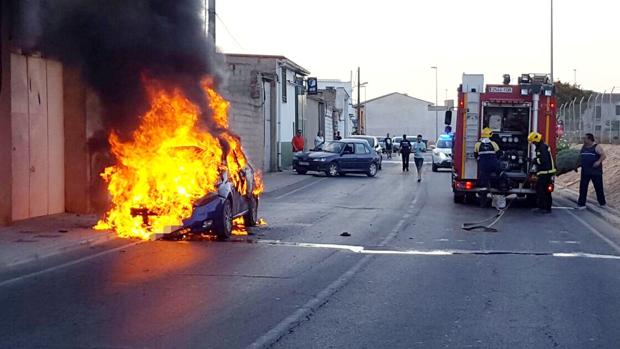 Un vehículo sale ardiendo en marcha en Daimiel, sin daños personales