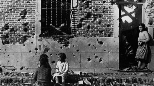 La foto en los barracones de Vallecas que capturó Robert Capa y que dio la vuelta al mundo en 1936