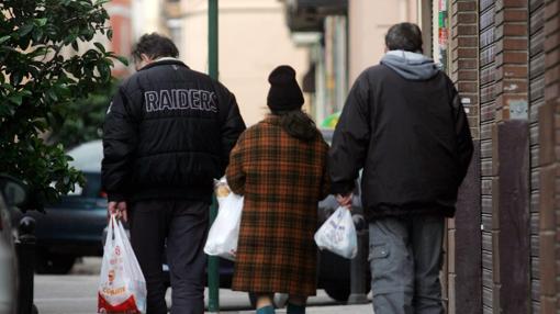 Foto de archivo de personas pobres en las calles de Valencia