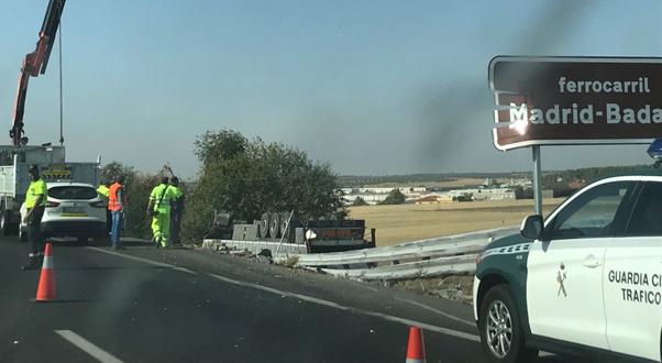 Espectacular vuelco de un camión cargado de cerdos en la A-42