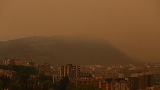 La ciudad de Ponferrada amanece cubierta de humo por los diferentes incendios de la provincia y los limítrofes de Galicia y Asturias