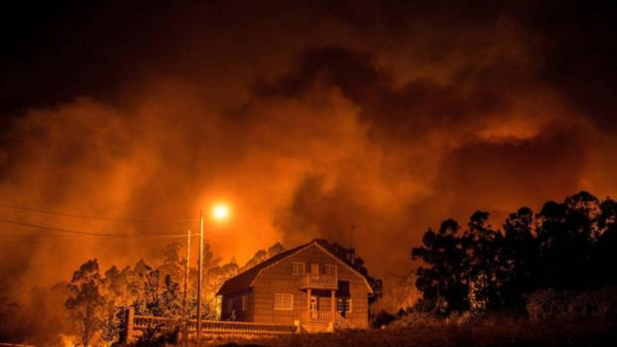 Incendio forestal la pasada noche en Carballeda de Avia, provincia de Orense