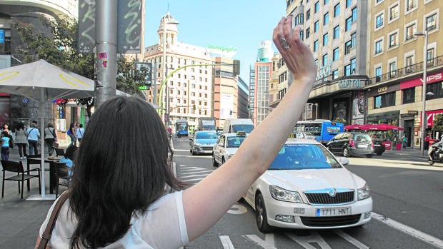 Los taxistas reclaman un decreto a Carmena que imponga el uso de uniforme