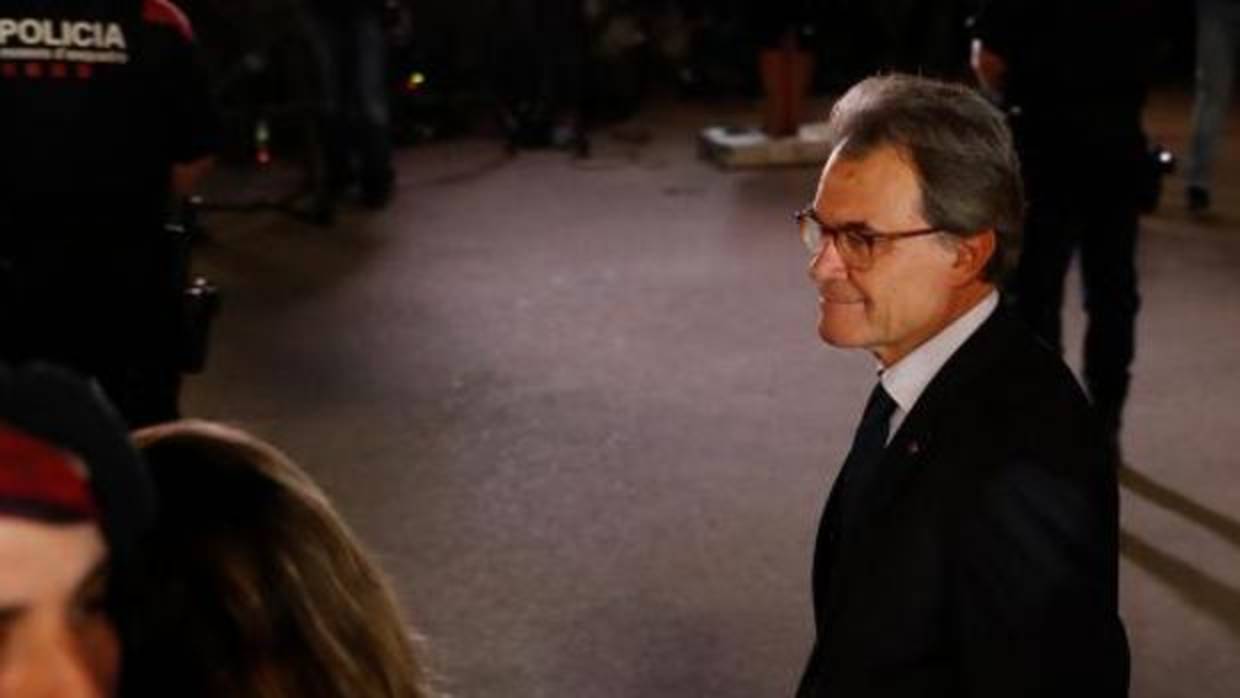 Artur Mas tras escuchar la confusa declaración de independencia de Puigdemont