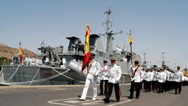 Dos buques cazaminas de la Armada atracan en Alicante durante la Volvo