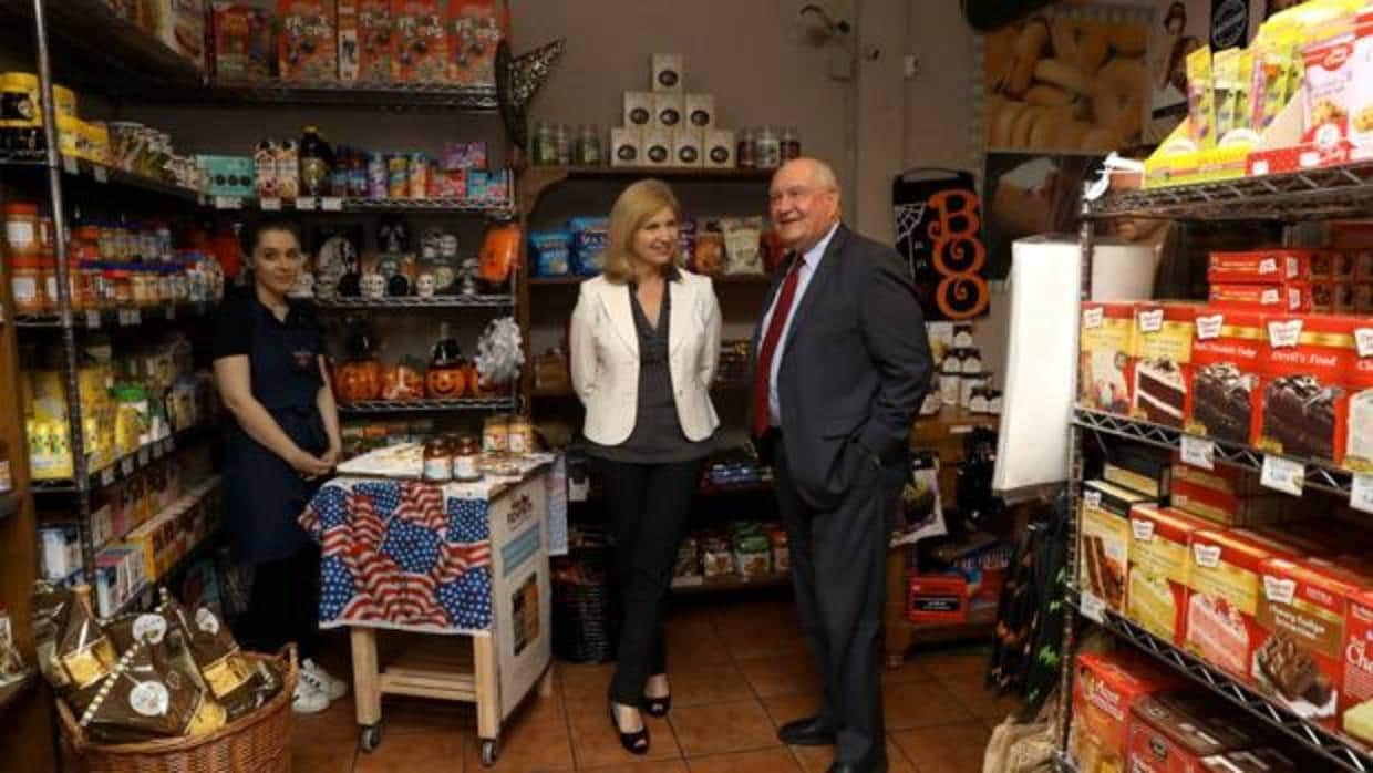 El Secretario de Agricultura de EEUU junto a la propietaria de la tienda "Taste of America", Dana Knowles