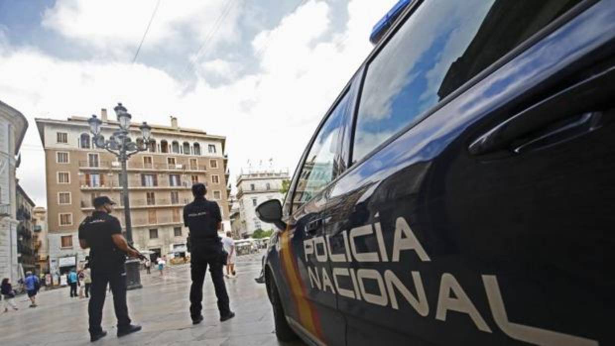 Agentes de la Policía Nacional en Valencia