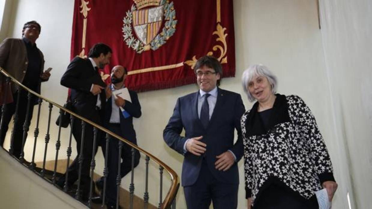 El presidente de la Generalitat Carles Puigdemont (izda) acompañado de la alcaldesa del ayuntamiento de Badalona, Dolors Sabater, (dcha)