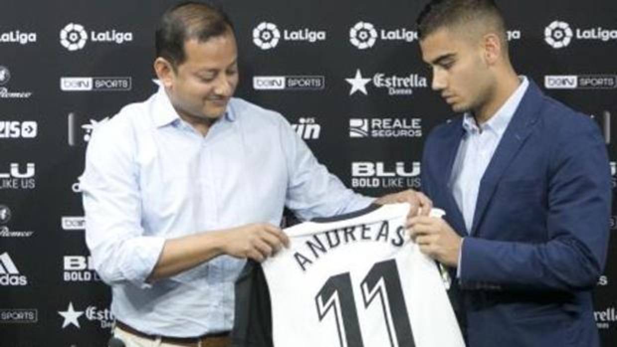 Imagen de Andreas Pereira junto al presidente del Valencia tomada el día de su presentación