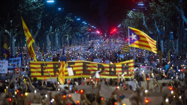 Puigdemont no se mueve mientras el soberanismo le presiona en la calle