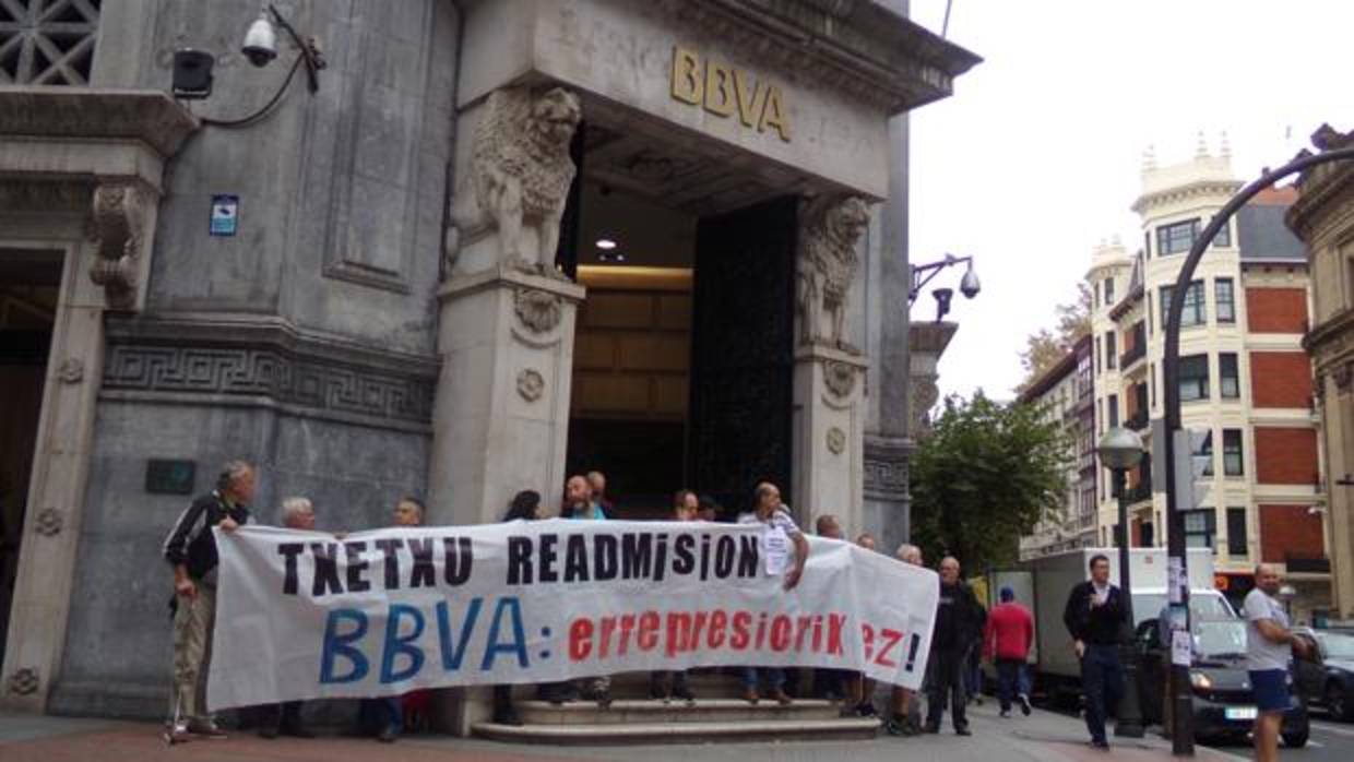 La concentración ha tenido lugar en la sede del BBVA de Bilbao