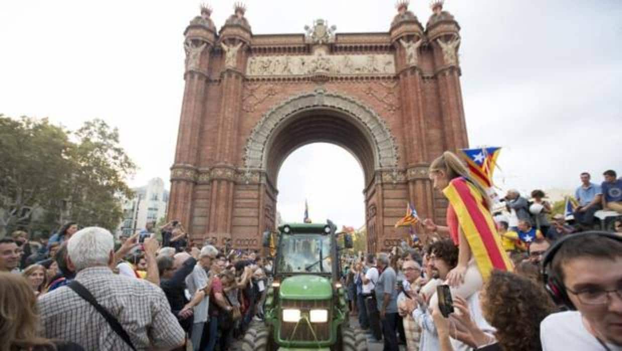Un tractor acompaña a los independentistas que siguieron la DUI del Parlament en sus alrededores