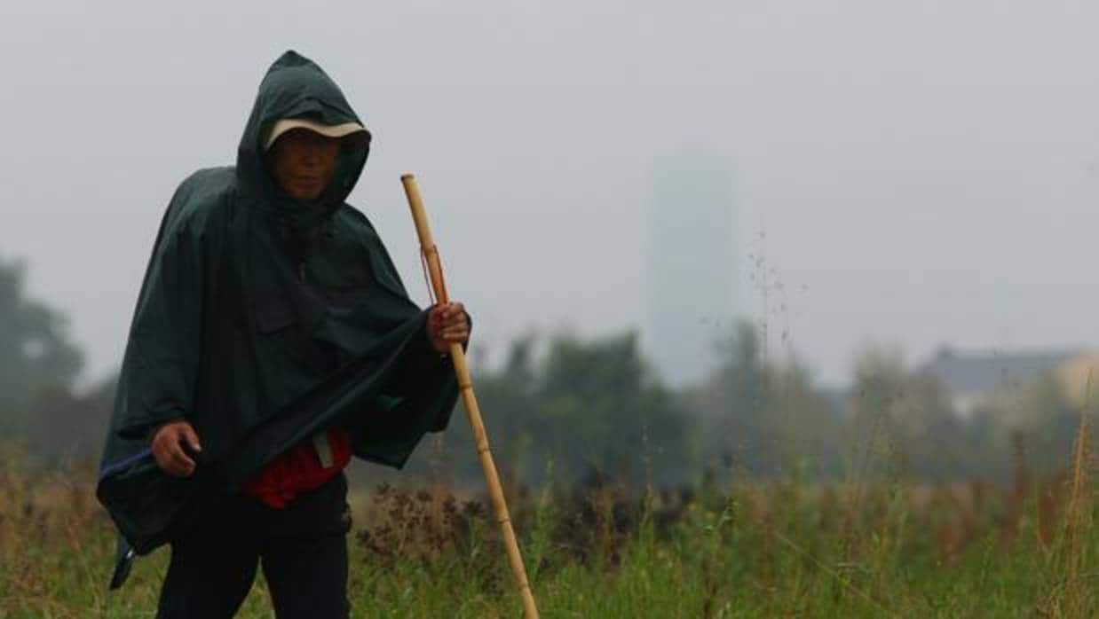 Un peregrino camin a bajo la lluvia en Ponferrada