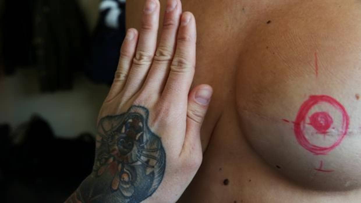 La mano de Álvaro Quesada, junto a los primeros trazos sobre un pecho que va a ser tatuado