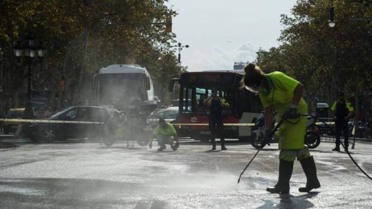 Limpieza ayer en el centro de Barcelona tras la manifestación