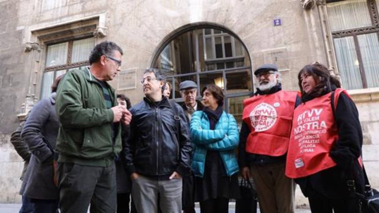 Imagen de archivo de un grupo de extrabajadores de RTVV frente al Palau de la Generalitat