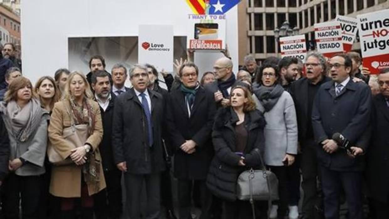 Manifestantes y políticos soberanistas acompañan a Homs a su llegada al Tribunal Supremo, el pasado febrero