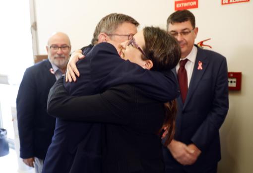 Ximo Puig abraza a Mónica Oltra, este jueves en las Cortes Valencianas