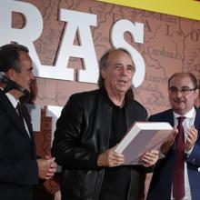 Joan Manuel Serrat, durante la inauguración de la exposición, entre el presidente del Gobierno aragonés y el de la Diputación de Zaragoza