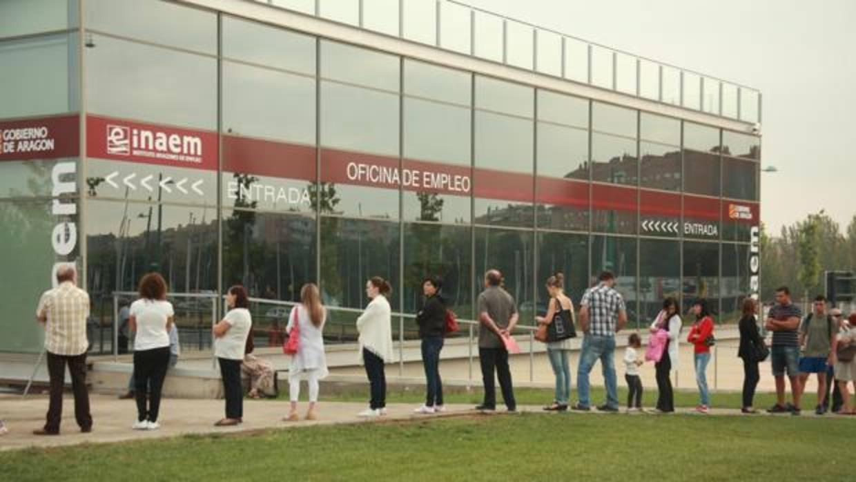 Desempleados haciendo cola a las puertas de una oficina del INAEM