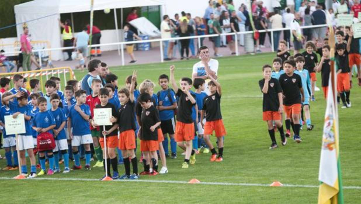 Desfile de clausura del último campeonato de fútbol benjamín disputado en Villaseca de la Sagra