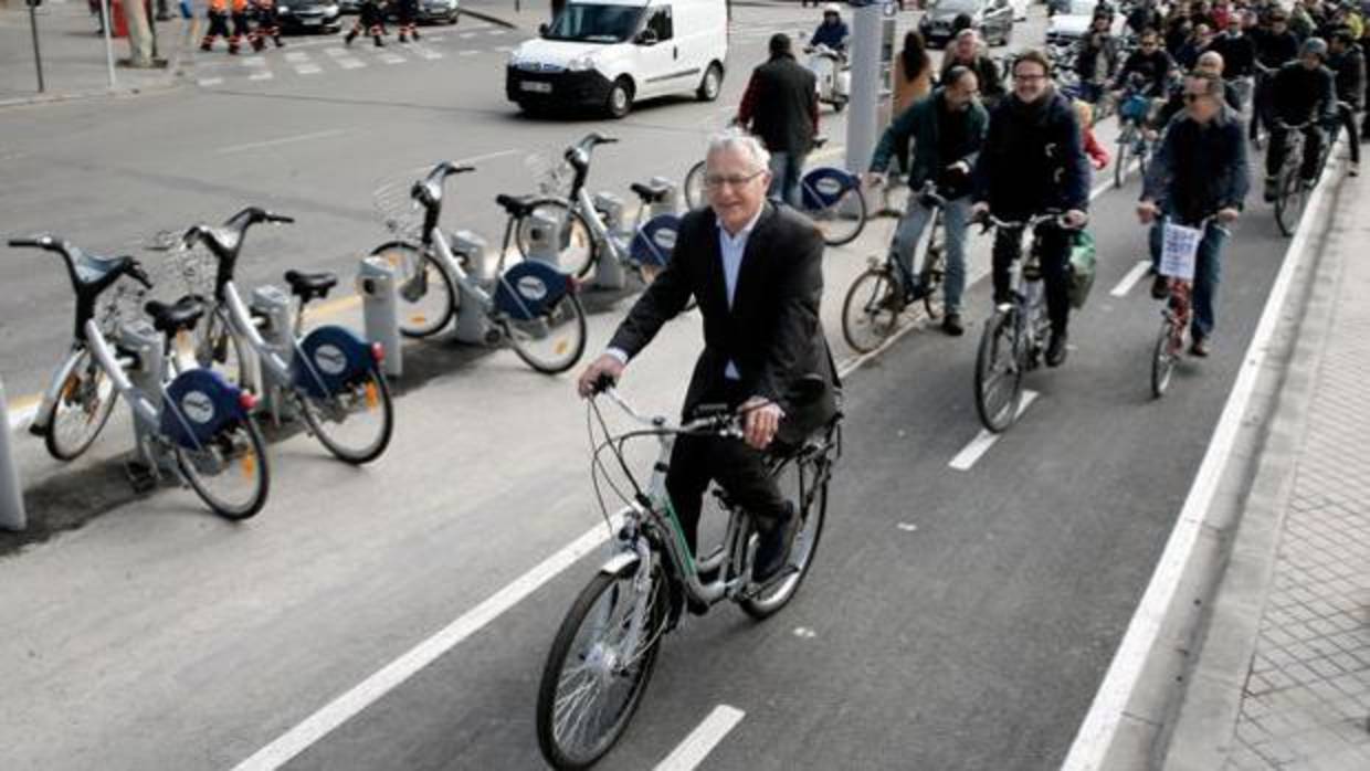 Imagen de Joan Ribó tomada el pasado mes de marzo por uno de los carriles bici de Valencia