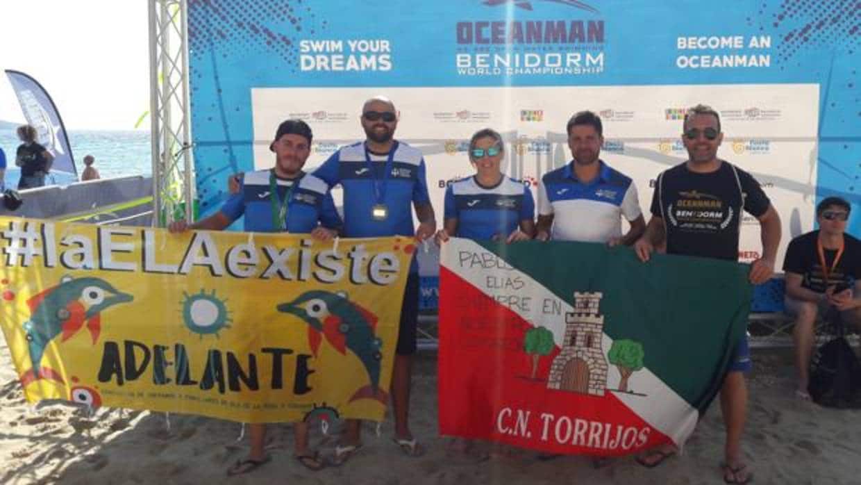 Nadadores de Torrijos, entre ellos Rebeca Santos, se fotografían con una bandera de su pueblo y un mensaje: «Pablo Elías, siempre en nuestro corazón»