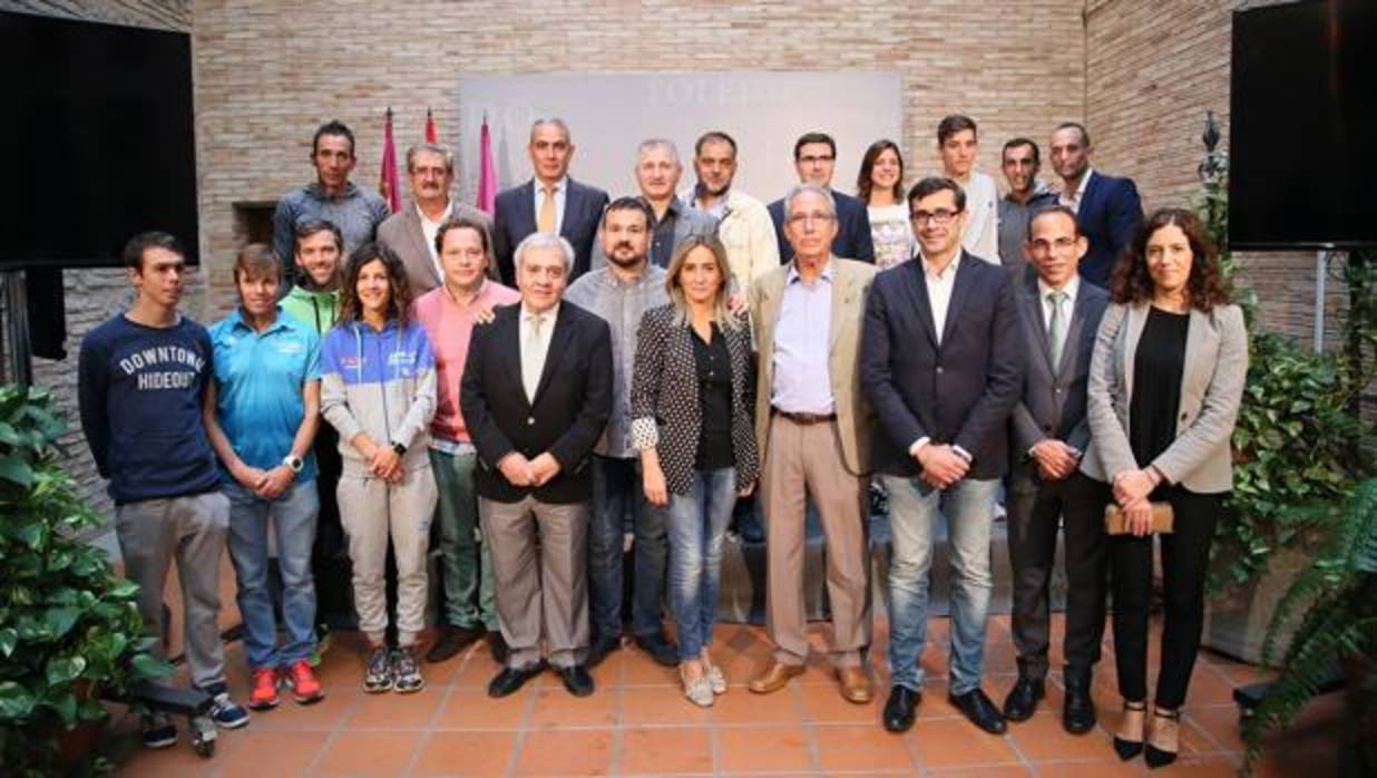 Políticos y deportistas locales posaron en el patio del Ayuntamiento de Toledo