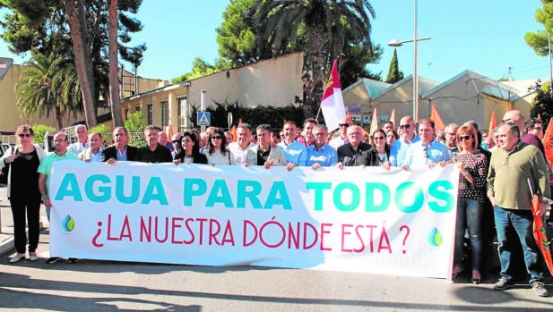 Unas 1.000 personas se concentran en Hellín para pedir los derechos de agua