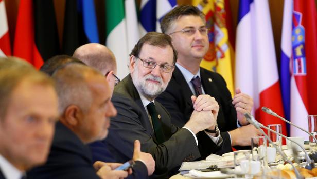 El Gobierno invita a Puigdemont a acudir al Senado